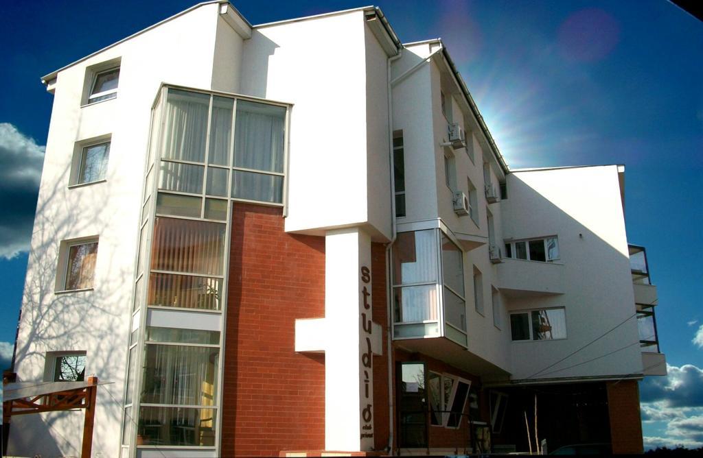Pensiunea Studio Бакэу Экстерьер фото